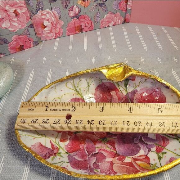 DECOUPAGE CLAM SHELL DECOUPAGE PINK FLOWERS ON A CLAM SHELL TRINKET DISH - Picture 8 of 10